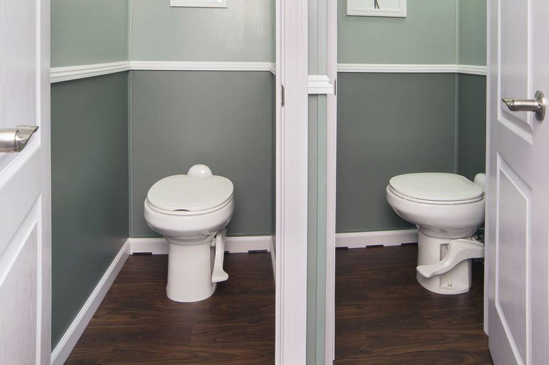 Hai phòng vệ sinh nhỏ trong nhà vệ sinh lớn