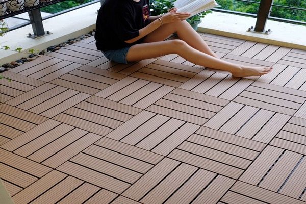 Làm mới sàn nhà bằng vật liệu tấm nhựa giả gỗ