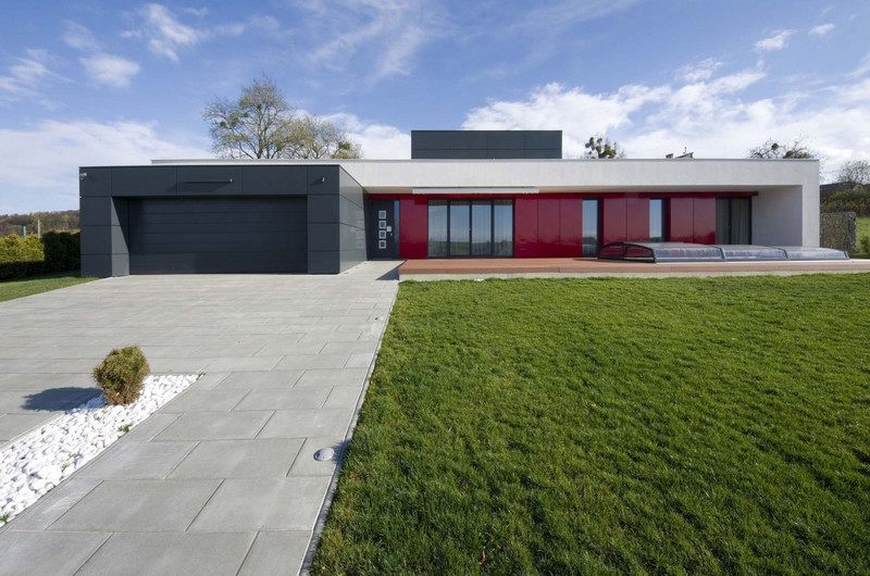 Thiết kế nhà tối giản, sử dụng màu đỏ son làm điểm nhấn ngoại thất