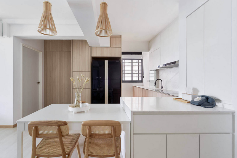 Nội thất trong mẫu nhà bếp đẹp đơn giản có bề mặt sáng bóng dễ dàng vệ sinh